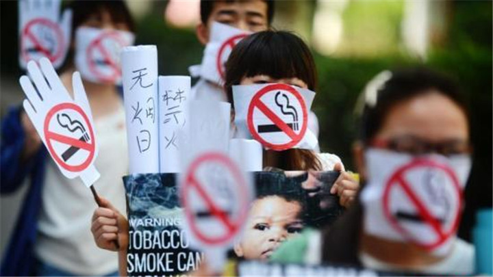 资料图:世界无烟日,大学生身穿香烟盒"时装"走上街宣传戒烟.