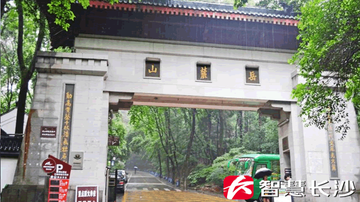 聚焦重点问题,督促整改落实落细落地。10月16日下午,区委副书记、区长周凡现场调度中央环保督察反馈问题整改工作。他强调,要提高政治站位,切实增强责任感和紧迫感,强化工作执行力和落实力,奋力打好环保督察整改攻坚战。区领导王剑、陈茂学及相关区直部门主要负责人参加调研。 周凡先后实地查看了7处中央环保督察交办问题整改现场,针对餐饮油烟、噪声扰民、垃圾臭气等突出环境问题,听取牵头单位情况汇报,安排部署环保督察反馈问题整改工作。 在督察过程中,周凡对前期环保督察整改工作予以充分肯定,他表示,中央环保督察&ldq