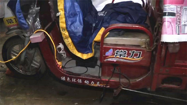 电动车充电私搭乱接电线随处可见,安全隐患引居民担忧