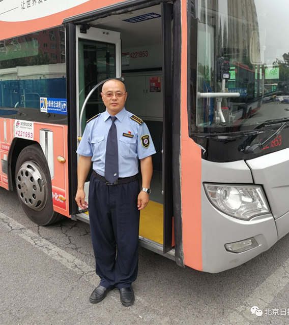 女孩胳膊被压车轮下!公交司机一声吼,感人一幕发生了