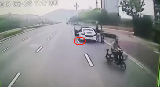 女司机停车开门被夹两车中间身亡 调查结果有望近日公布