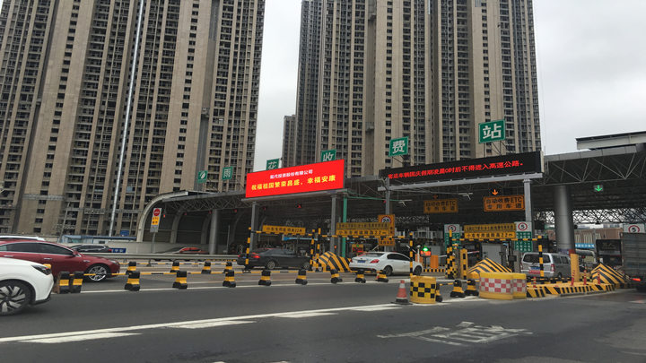 京港澳高速雨花收费站进城方向,因返程高峰车流量大导致缓行。