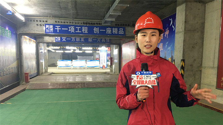 今年,长沙地铁4号线即将开通试运行,长沙地铁4号线是一条跨越河东河西的主要干线,衔接河东和河西的重要交通走廊,对望城区域经济发展具有重要的支撑作用。现在,我们的直播记者孔维亚正在地铁4号线平阳站点,我们马上连线孔维亚,看看现场修建的情况。