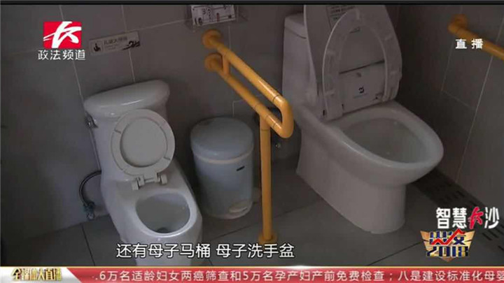 为切实解决群众反映的公厕老旧、布局不合理、如厕不方便等突出问题,今后3年,长沙将完成全市550处公厕升级改造,推广安装公厕除臭设施,持续推进公厕提档提标。我们跟着记者的镜头,去一趟橘子洲头和岳麓山,看看那里的厕所是般什么新模样。