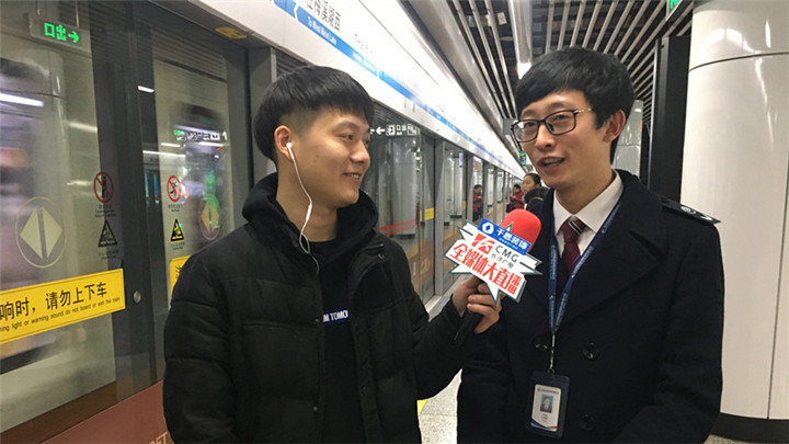 随着春节的不断临近,对交通是一次大考验,无论是火车、汽车、飞机还是地铁,都会迎来一波客流量高峰。接下来,我们将镜头交给正在长沙地铁2号线沙湾公园站的直播记者宋作霖,看看咱们长沙地铁是如何确保线网运营安全,让乘客温暖舒心出行的。