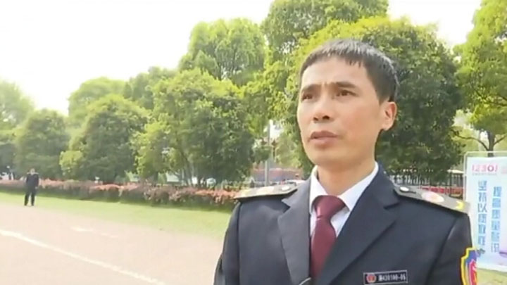 随着大伙收入水平的提高,越来越多的人选择出游来放松心情、享受生活。维护好旅游市场秩序、净化旅游消费环境、维护广大游客的合法权益,是保障旅游服务质量的关键。