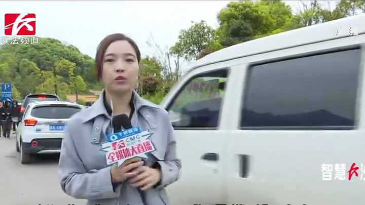 【陵园应对祭扫高峰 排查隐患保安全】直播记者张淋杰正在雨花区明阳山福寿苑陵园采访,前往陵园扫墓的车流和人流正逐步增多,通行缓慢。明阳山福寿苑陵园工作人员同时表示,整个园区今年禁燃烟花爆竹。