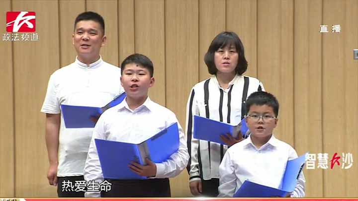 清明,这也是一个礼赞生命的节日,这是一个向逝者证明我们没有辜负生命和爱的节日。长沙音乐厅举行了一场与礼赞生命有关的诗词歌会。