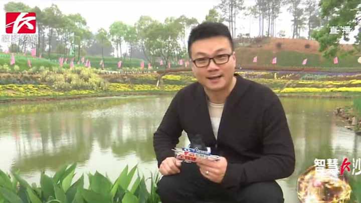 【清明踏青 品“杏花春雨”】踏青这种节令性的民俗活动,在我国有着悠久的历史,每至春回大地、草木皆绿的清明时节,人们纷纷兴致勃勃结伴前往郊外踏青,游玩、放风筝。我们的直播记者田萌正在宁乡金太阳温泉农庄,看看他那里的市民朋友,是如何感受春意、亲近美好时节的。