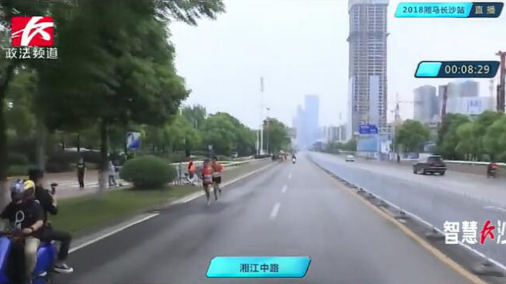 第一批选手已经到达湘江中路,此次湘马长沙站有5000多名选手报名
