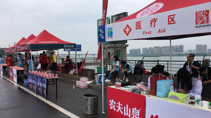 5公里、7.5公里设置补给点,提供水、运动饮料等补给,下图是7.5公里补给处
