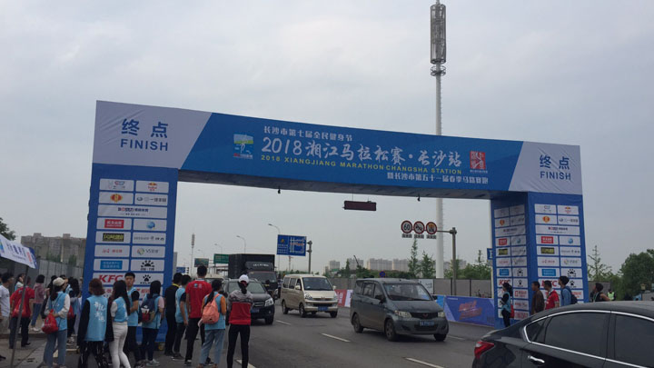 已经有三位选手冲过终点