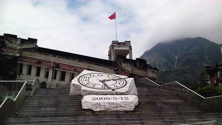 十年,可以改变什么?十年,可以成就什么?十年,在历史的长河中,只是弹指一瞬,但汶川地震灾区的这十年,变化之巨、发展之迅,又恍若新生。信心、科学、勇气,是我们笃定的选择,抗震精神永远激励我们向前。今天的全媒体大直播,感谢湖南省地震局的大力支持。好的,感谢大家收看今天的节目,观众朋友们,再见。