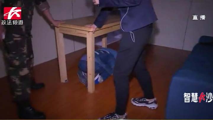 为全面培养青少年防范自我保护意识,以寓教于乐的方式让青少年解和体验灾害,在岳麓区莲花镇,修建了长沙市示范性综合实践基地,基地面向全市中小学生开展社会实践活动,该基地设有一个地震科普区,现在,我们的直播记者罗兰君正在长沙市示范性综合实践基地,她将带着咱们的热心观众体验一把模拟地震,一起去现场看看。