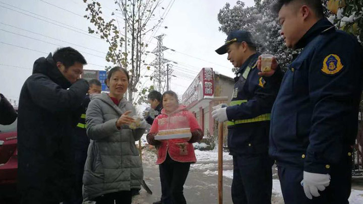 【一城冰雪一城暖】12月31日上午9点左右,在开福区中岭立交桥周边发生感人一幕——一位热心市民,手里端着一杯杯热气腾腾的芝麻姜茶走进开福区交通局铲雪队员身边,对扫雪的队员说:“你们辛苦了,这是我刚刚泡好的芝麻姜茶,你们赶快喝了,暖暖身,去去寒”。<br><br>旁边一位热心市民对扫雪的队员们说:“从昨天凌晨到现在,发现你们一直不停歇忙着扫雪。太感谢你们了,为我们的出行保驾护航,还热着呢,快来暖一暖!”参加扫雪的工作人员十分感动,他们连声说:“谢谢!喝到热茶,心里面也暖乎乎的,我们更有劲干活了。”
