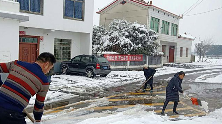 【一城冰雪一城暖】12月31日上午,靖港镇全体干部和职工取消节假日休息,继续开展铲冰除雪活动,广泛动员党员、群众加入铲雪除冰志愿者队伍,保障道路畅通。今天下午2:00将在靖港敬老院与格塘敬老院开展铲雪除冰、关爱老人、温暖跨年活动。