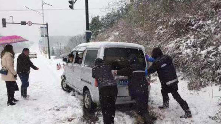 【一城冰雪一城暖】“不要送,应该的。”12月30日,黄兴大道北延线与S323交汇处,一车辆被困边沟,行政执法福临分局执法队员了解情况工作立即处置。确保车上人员安全后,工作人员想方设法帮助被困车辆脱困。事后,车主家属为表示感谢向执法队员赠送香烟,执法队员纷纷表示确保群众安全出行是职责所在,婉拒谢意。<br><br>为积极应对低温雨雪冰冻天气,福临镇及时采取应对措施,镇党委书记王乐君两次召开低温雨雪冰冻天气应急调度会,部署应对低温雨雪天气的相关工作,并启动应急值班,实行党政主要领导带班及24小时值班制度。<br><br>目前全镇已调动铲车对主干道及桥梁进行铲雪除冰,党员干部积极参与扫雪除冰,确保镇内大局稳定、道路畅通和群众生命财产安全。