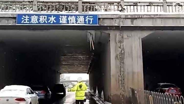【应对措施】长沙人民路铁路桥下,长沙公安交警芙蓉九中队民警在除冰凌