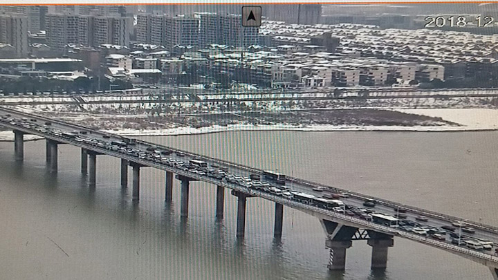 【路况信息】目前,天心区猴子石大桥西往东方向铲雪影响车行缓慢,请注意安全行驶。