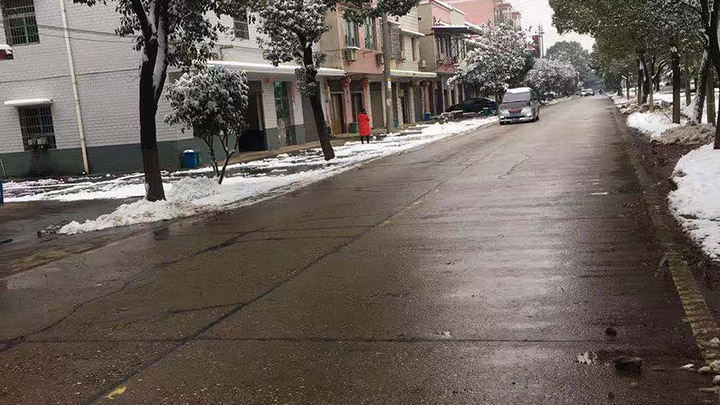 【路况信息】目前,望城区主要道路两侧有积雪,无结冰现象,车流量正常,秩序良好!