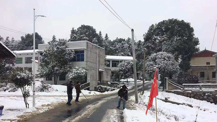 【一城冰雪一城暖】冷的是天,暖的是心。党旗飘飘下桥驿镇政协主席副镇长周桂林同志带领政协委员,社会事务办工作人员及敬老院全体工作人员为敬老院铲雪除冰,确保院内老人出入安全。