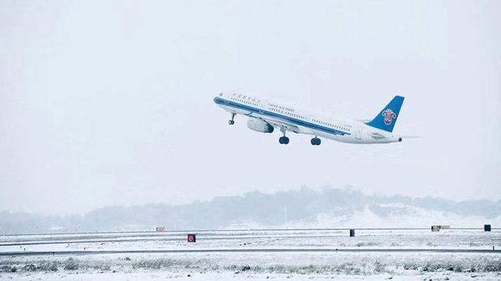 【出行信息】今天早上7点, BK2993长沙至太原航班准点起飞,双跑道可正常运行,目前长沙黄花机场起降正常,旅客可放心乘机平安出行。