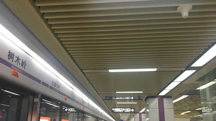 树木岭站:4号线东西边风格相呼应,提取古建筑形式,将古建的轮廓进行几何抽象化处理,结合当地的生态元素,塑造古韵新风的空间韵味。顶面拱梁、斜顶、拼花的空间结构提取楚汉建筑的轮廓和色彩,使空间既现代又有古朴的韵味,与地域文化相传承。