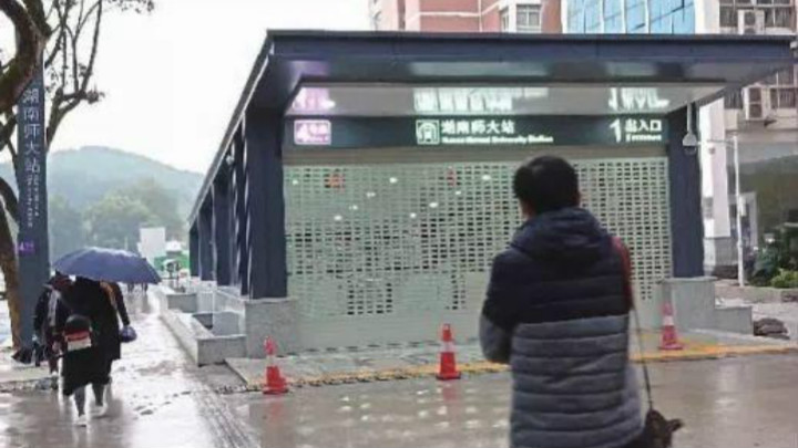 湖南师大站:名校学府提取竹简、窗花格为设计元素,通过面与线的结合手法,采用铝板与方通的组合,塑造出如倚窗翻阅书卷的文化空间,表达大学站的教育、文化气息。