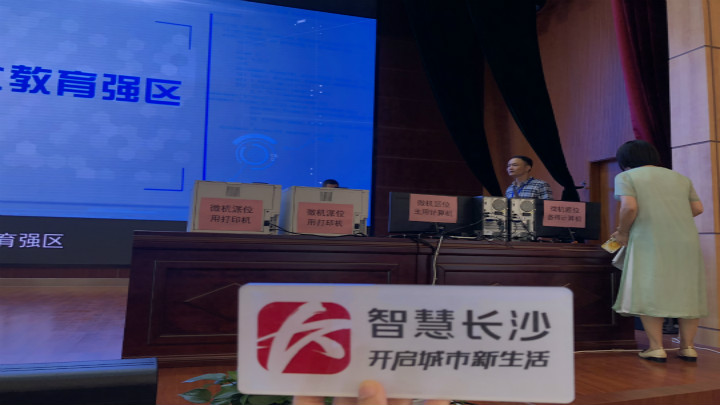 工作人员已完成对派位计算机进行最后调试
