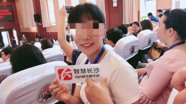 家长代表张莎女士,小孩来自天心区向家坡小学,志愿已填报长郡外国语实验中学。其他可能派位学校为明德天心中学、雅礼天心中学、麓山国际中学。张莎女士希望小孩能如愿派中志愿学校