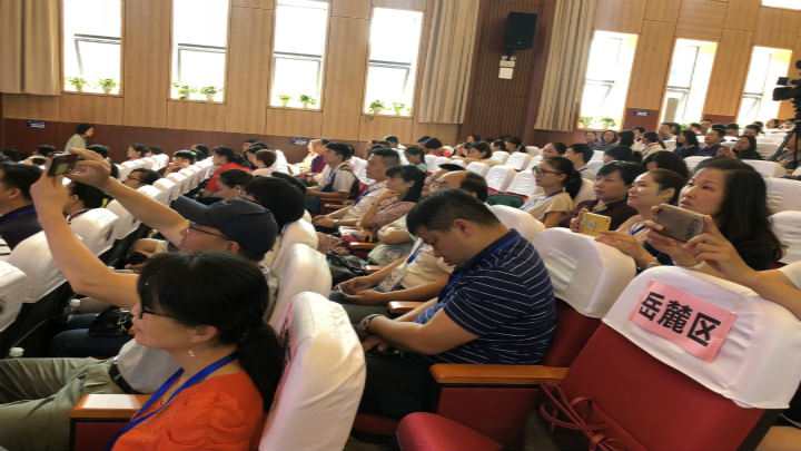 现场家长、教师代表拍照记录