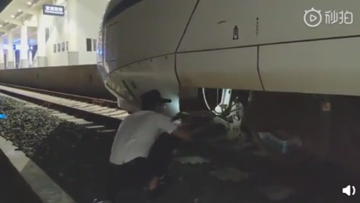 【截至目前,受影响的旅客列车车次为】成都东至重庆西G8597次、G8599次,成都东至重庆北C6003次,重庆北至成都东G8522次,上海至成都K290次,成都至海拉尔K998次,成都东至杭州K530次,成都至东莞T127次,上海南至成都K351次,成都至西昌T8865次,广州至重庆西K202次。铁路部门表示,受地震影响,途经相关线路的部分旅客列车将出现不同程度晚点。(来源:南方都市报)