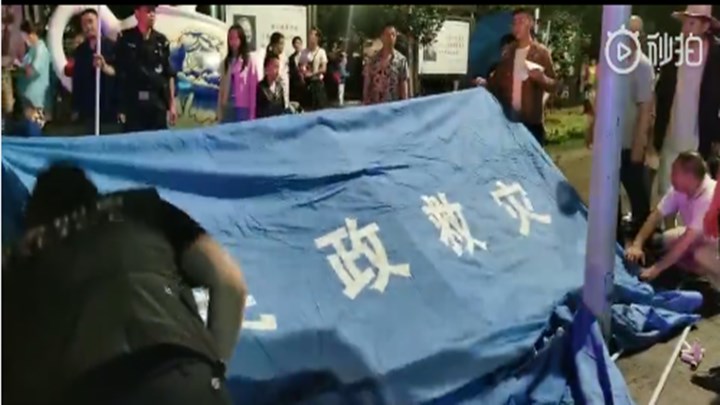 【直击现场】珙县公安、消防、民兵、志愿者协力为群众搭建避难帐篷。(来源:珙县发布)