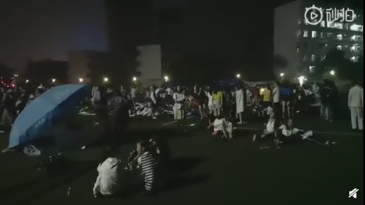 震后,珙县第一高级中学迅速组织学生疏散撤离,引导学生在操场集合并安抚学生,目前学生们情绪稳定。(来源:珙县发布)