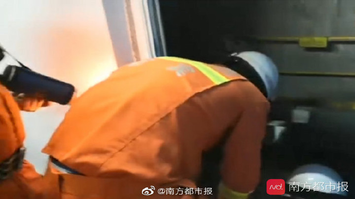 【宜宾珙县2人被困小区电梯内!全县均有震感,山体房屋公路损坏】18日1时47分,记者从四川省宜宾市珙县人民政府新闻办获悉,珙县时代广场小区有两名群众被困在电梯内,当地公安、消防正积极组织救援。记者获悉,该小区位于珙县巡场镇新桥街,巡场镇为本次地震受灾较严重的地区之一。(来源:南方周末)