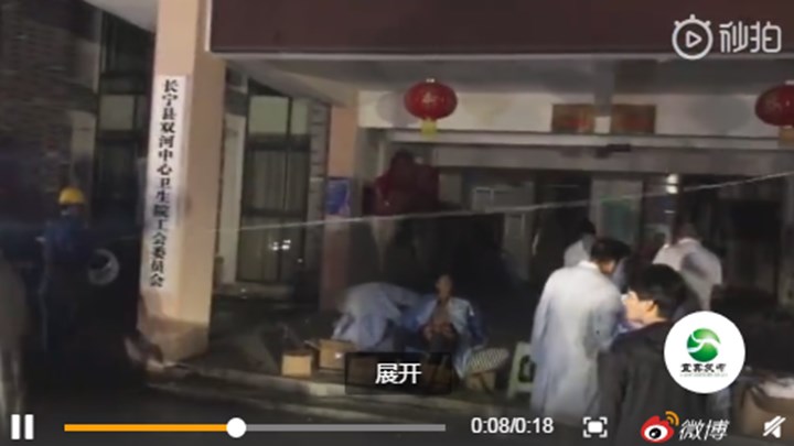 震后,珙县第一高级中学迅速组织学生疏散撤离,引导学生在操场集合并安抚学生,目前学生们情绪稳定。(来源:珙县发布)