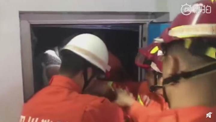 【地震造成两人被困电梯 消防员紧急救出】地震造成宜宾珙县时代广场两人被困电梯,消防指战员员成功将两名被困人员救出。(来源:中国消防)