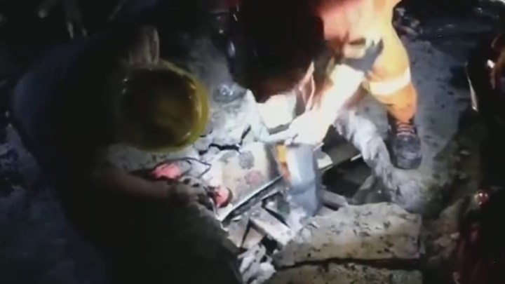 【消防员已救出两人】四川宜宾消防指战员在长宁县大水村救出两名被埋压人员!还有人员被困,消防员正紧张救援 。(来源:中国消防)