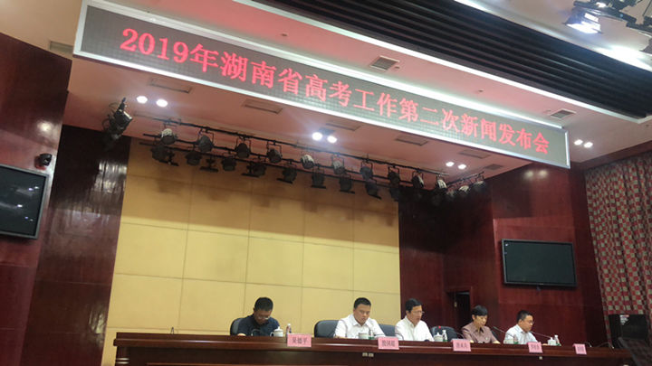 根据省教育考试院的安排,6月26日至27日将填报民航飞行学员志愿、本科提前批志愿;6月26日至7月1日填报本科一批至高职专科批志愿;7月8日至8月23日进行投档录取。