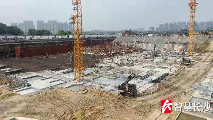 快讯!胡衡华检查督导防汛抗洪工作<br>今天下午,省委常委、市委书记胡衡华来到开福区朝正垸、天心区湘江东岸杜甫江阁段、岳麓区龙王港大堤望月湖段,看望慰问奋战在防汛一线的干部群众,检查督导防汛抗洪工作。<br>市水文局根据10日7时雨水情情况预测如下:湘江长沙站将于10日18时出现洪峰,洪峰流量25500立方米/秒(实测历史最大流量20800立方米/秒),洪峰水位38.3米左右(超警戒水位2.3米)。浏阳河㮾梨站将于10日18时出现洪峰,洪峰水位37.2米左右(超警戒水位1.2米);捞刀河罗汉庄站将于10日18时出现洪峰,洪峰水位35.5米左右(超警戒水位1.5米)。因湘江干流主要控制站水位仍在缓慢上涨,该局将密切关注实时雨水情变化,及时发布水情预测预警预报。
