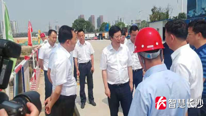 快讯!胡衡华检查督导防汛抗洪工作<br>今天下午,省委常委、市委书记胡衡华来到开福区朝正垸、天心区湘江东岸杜甫江阁段、岳麓区龙王港大堤望月湖段,看望慰问奋战在防汛一线的干部群众,检查督导防汛抗洪工作。<br>市水文局根据10日7时雨水情情况预测如下:湘江长沙站将于10日18时出现洪峰,洪峰流量25500立方米/秒(实测历史最大流量20800立方米/秒),洪峰水位38.3米左右(超警戒水位2.3米)。浏阳河㮾梨站将于10日18时出现洪峰,洪峰水位37.2米左右(超警戒水位1.2米);捞刀河罗汉庄站将于10日18时出现洪峰,洪峰水位35.5米左右(超警戒水位1.5米)。因湘江干流主要控制站水位仍在缓慢上涨,该局将密切关注实时雨水情变化,及时发布水情预测预警预报。