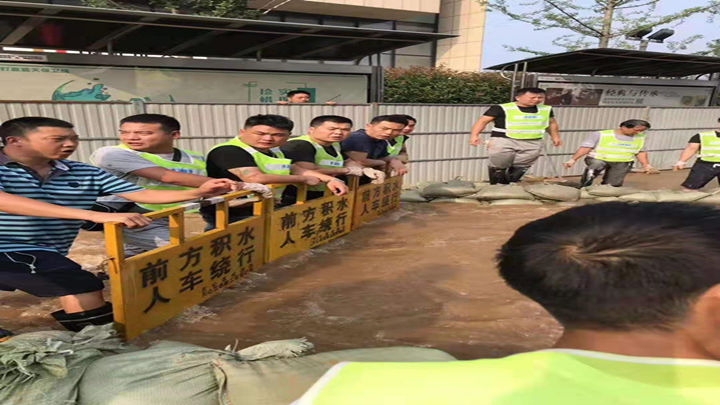 西湖路江水倒灌 天心区市政局正在采取行动