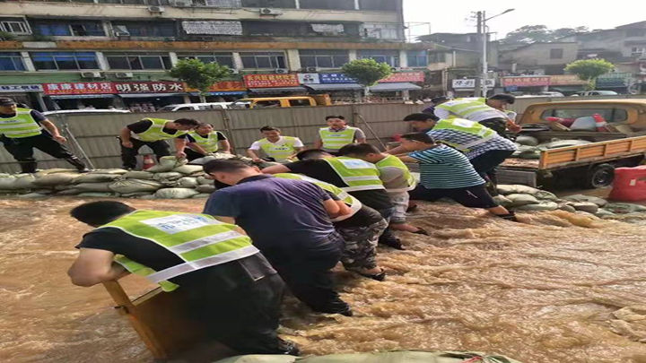西湖路江水倒灌 天心区市政局正在采取行动