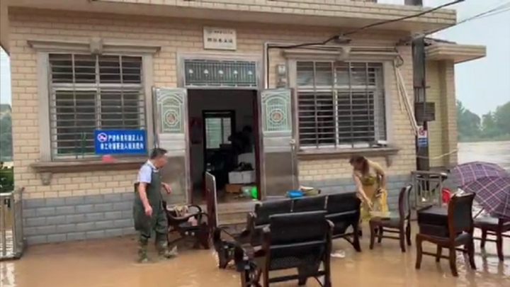记者从株洲醴陵了解到,株洲醴陵泗汾镇是受灾较严重的区域,不过,从今天6点开始开始回退,同时,主要干道106国道泗汾村路段已经部分恢复通行了。此外,一些居民的家中的洪水也已经褪去,目前,居民们都在展开自救。