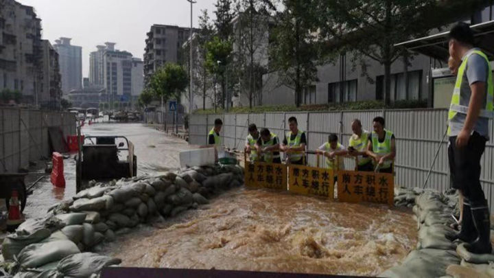 西湖路江水倒灌 天心区市政局正在采取行动