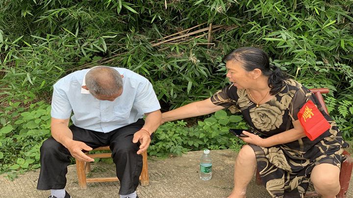 茶亭镇苏蓼村的胡佩林娭毑今年已有64岁,仍积极参与到防汛一线工作当中。7月10日,她在西闸口电排站防汛值守到凌晨一点,今天一早6点又上堤参加巡堤查险。记者了解到,胡佩林的丈夫余建文患病,需要人照顾,但儿女都不在身边,胡娭毑就把丈夫带在身边,一边照顾,一边防汛。“我对这个地方非常熟悉,应该能帮上忙的,我也要来尽一份责任。”