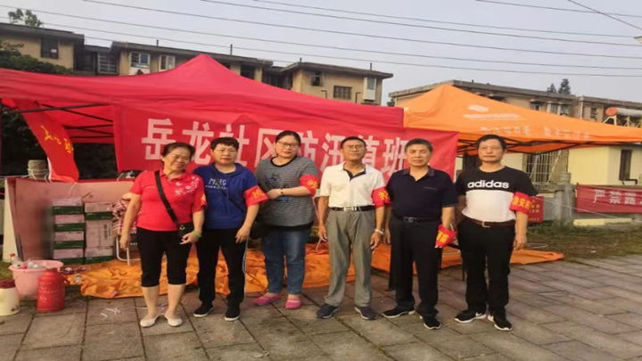 望月湖街道岳龙社区党员志愿踊跃报名参加龙王港大堤巡堤值守工作,轮流巡查大堤内外的情况,确保安全度汛。