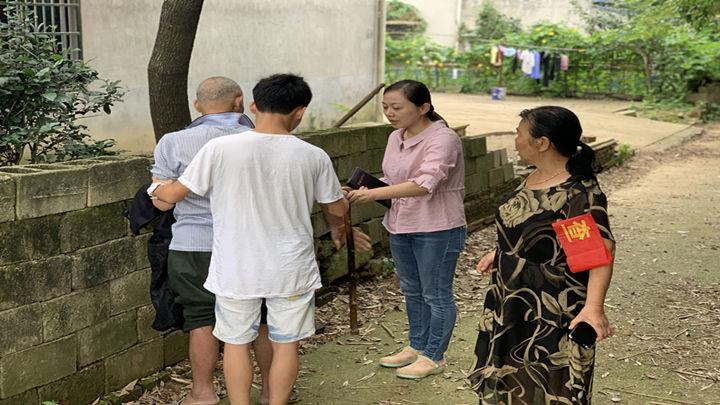 茶亭镇苏蓼村的胡佩林娭毑今年已有64岁,仍积极参与到防汛一线工作当中。7月10日,她在西闸口电排站防汛值守到凌晨一点,今天一早6点又上堤参加巡堤查险。记者了解到,胡佩林的丈夫余建文患病,需要人照顾,但儿女都不在身边,胡娭毑就把丈夫带在身边,一边照顾,一边防汛。“我对这个地方非常熟悉,应该能帮上忙的,我也要来尽一份责任。”
