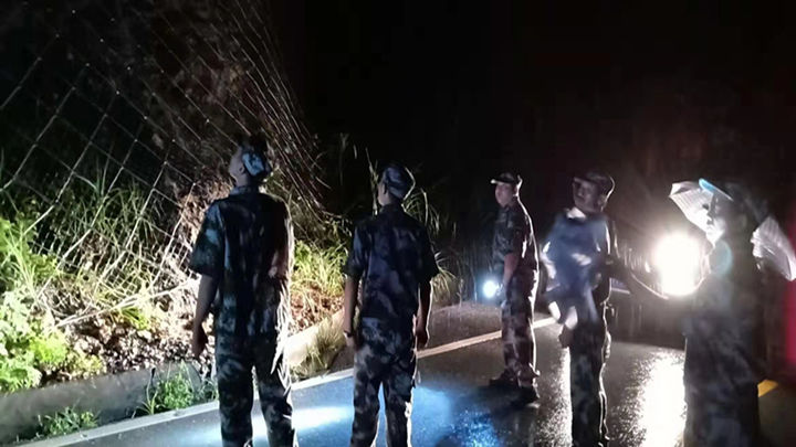 连日来,金刚镇普降暴雨,降雨量超过150mm,7月8日最大降雨量达到93mm,金刚镇启动四级防汛预案,24小时值班备守,成功处置险情1处,迁出切坡建房居民5户,确保全镇安全稳定。金刚公益救援队的队员和全体镇村干部们一直奋斗在最危险的地带,守水库、巡河道、看山塘、查危房,只要有危险的地带就有他们的身影。