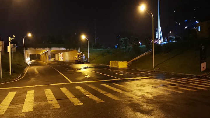 岳麓区龙王港已排险,目前多部门正在现场巡逻保障。